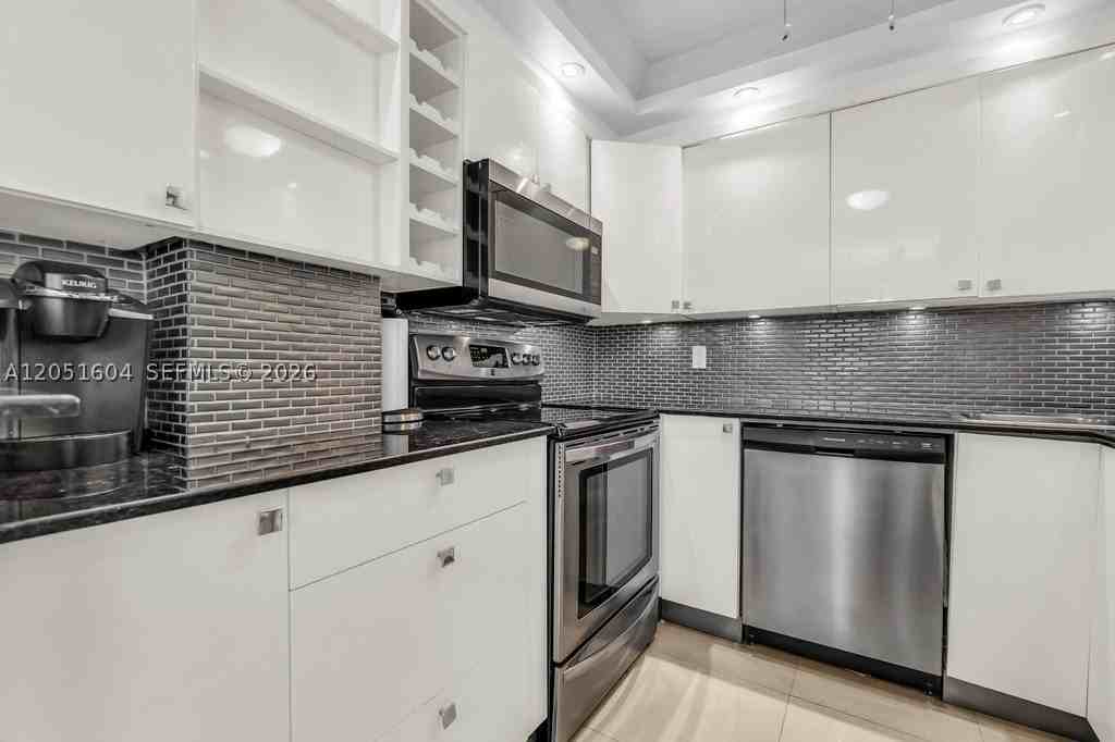 220 Kings Point Dr #314 - Photo 5 of 25