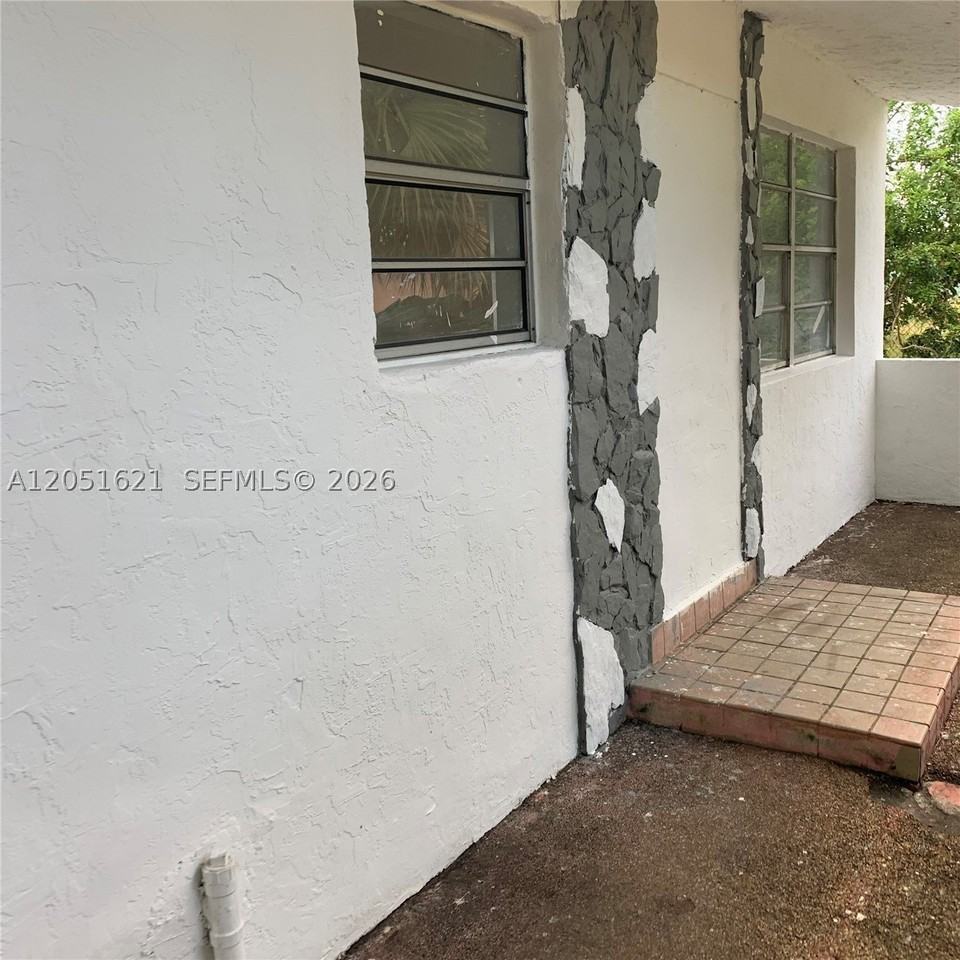 308 Nw 9th St - Photo 3 of 23