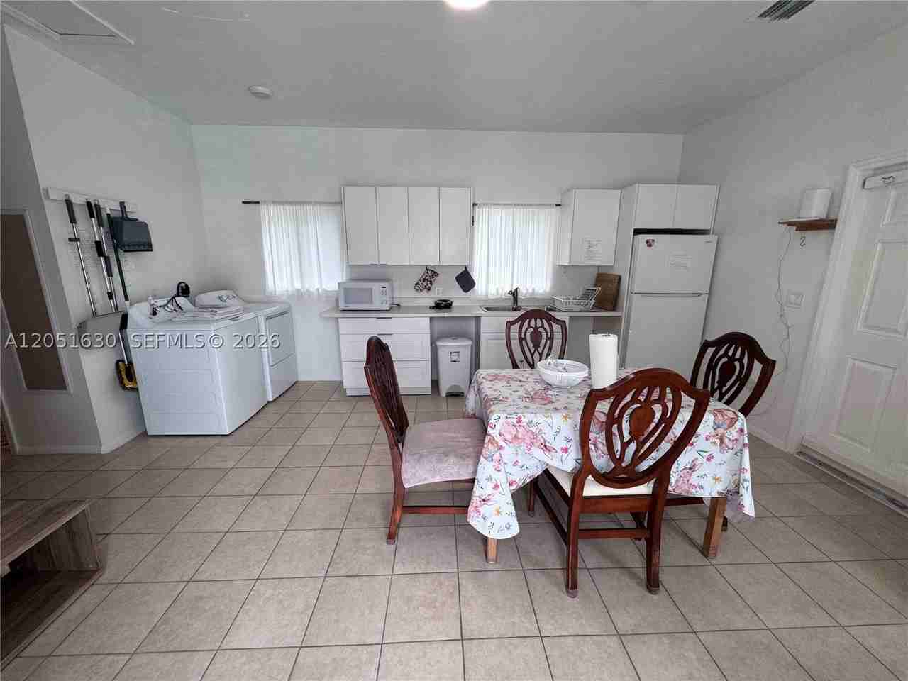 1239 N Victoria Park Rd - Photo 2 of 13