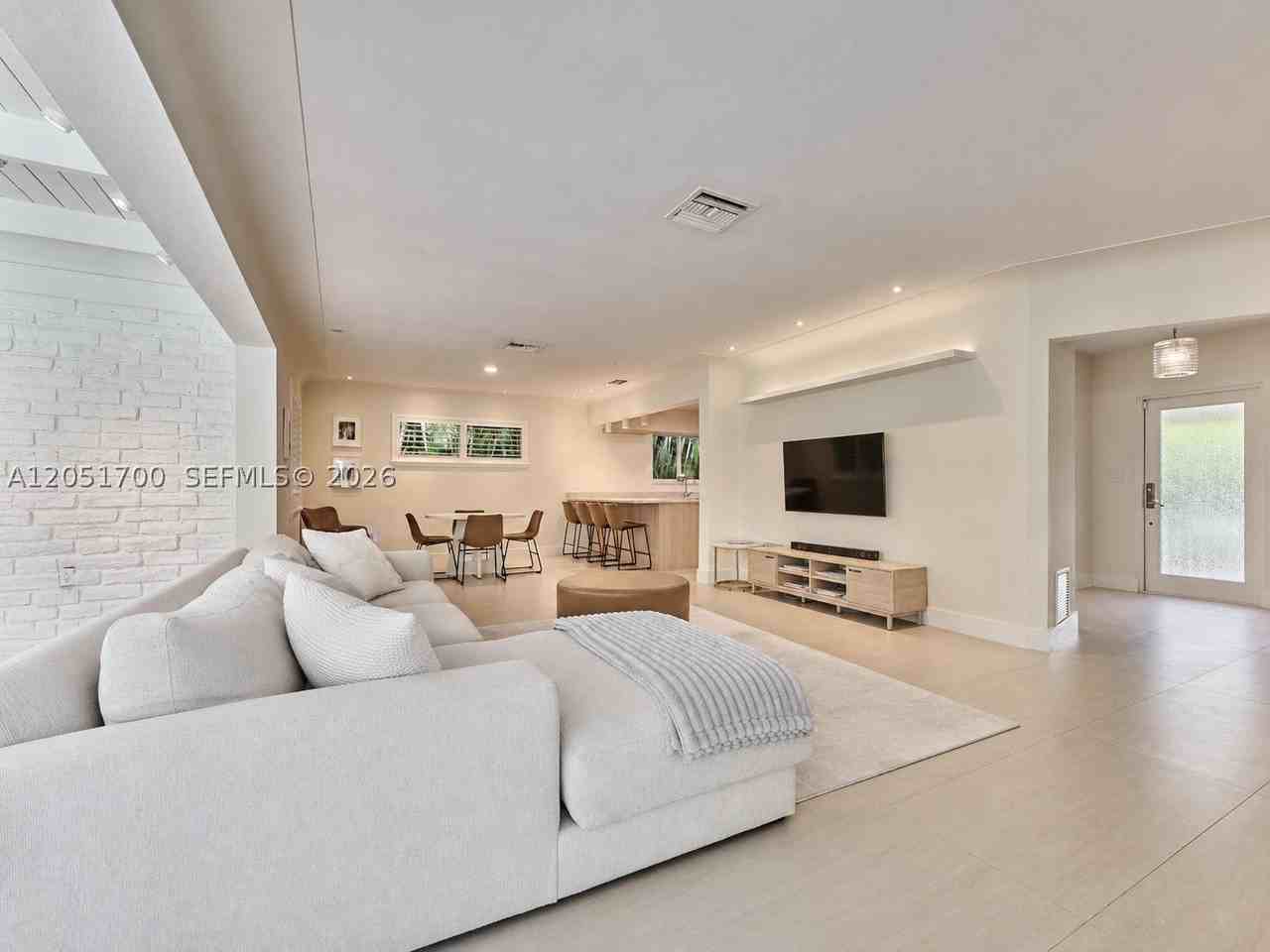 600 Ne 52nd Ter - Photo 7 of 28