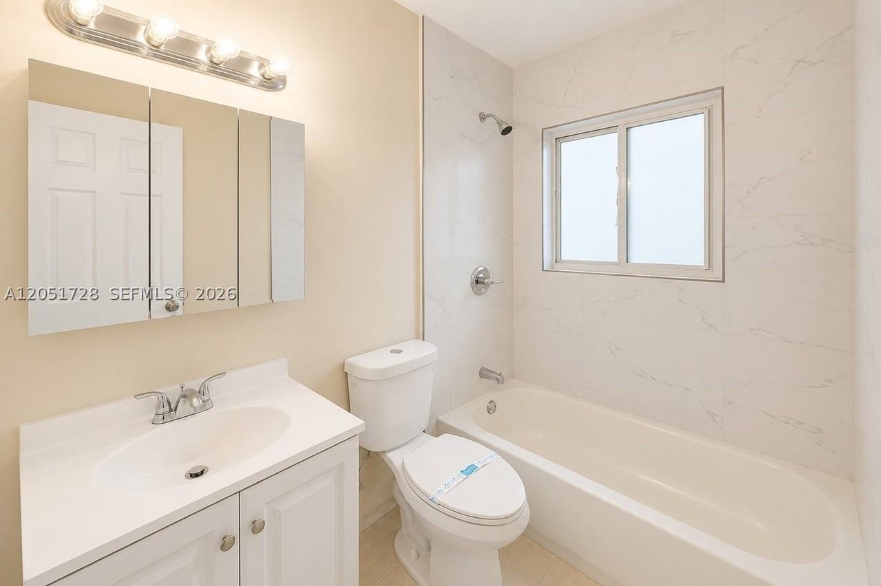 700 Ne 25th St #1-2 - Photo 4 of 21