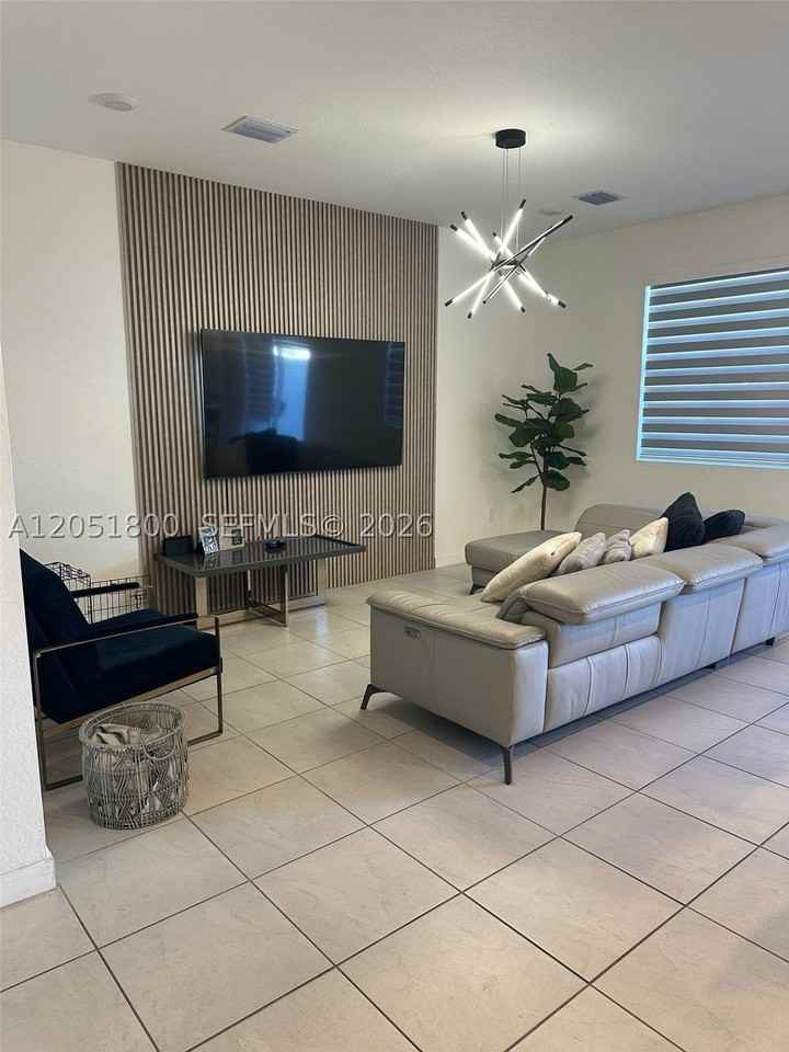785 Se 18th St - Photo 3 of 12