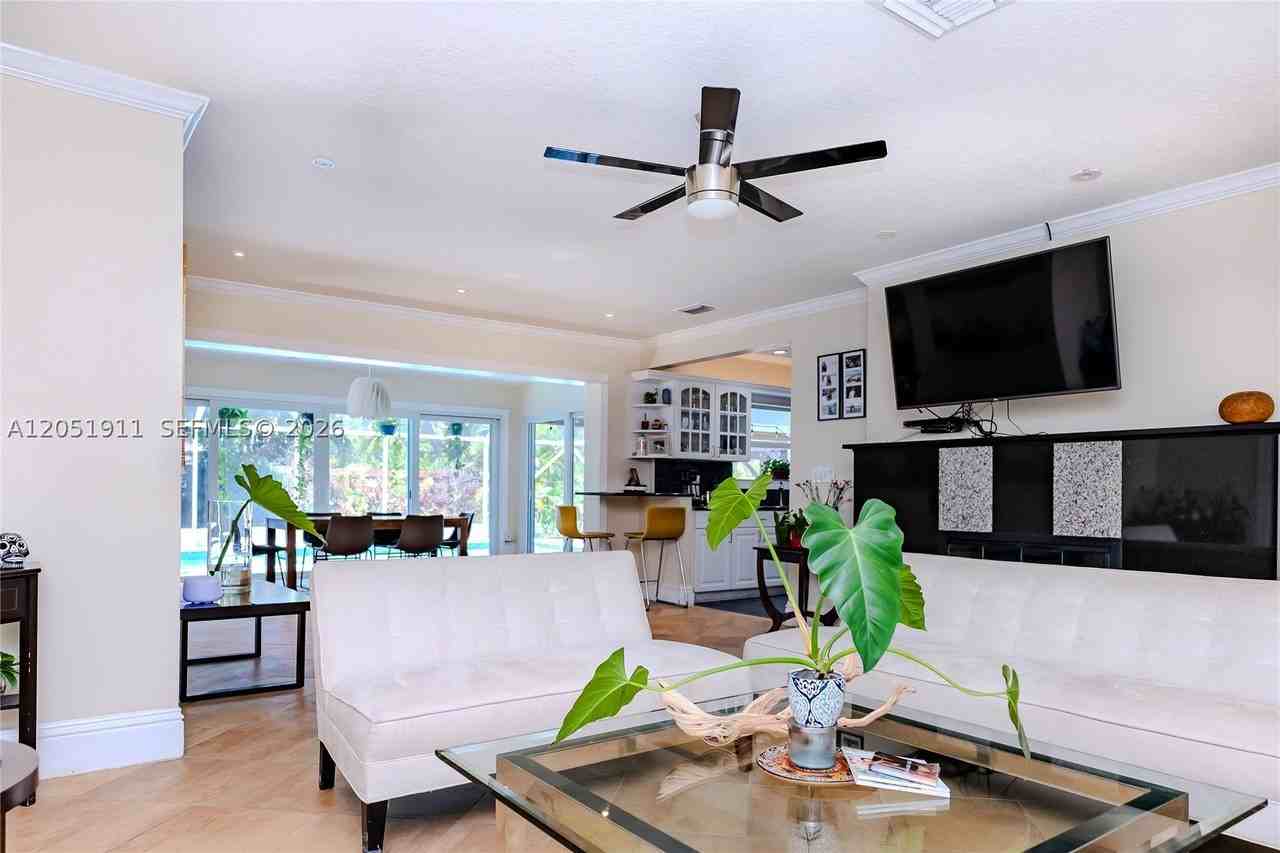 1529 Bayview Dr - Photo 4 of 25