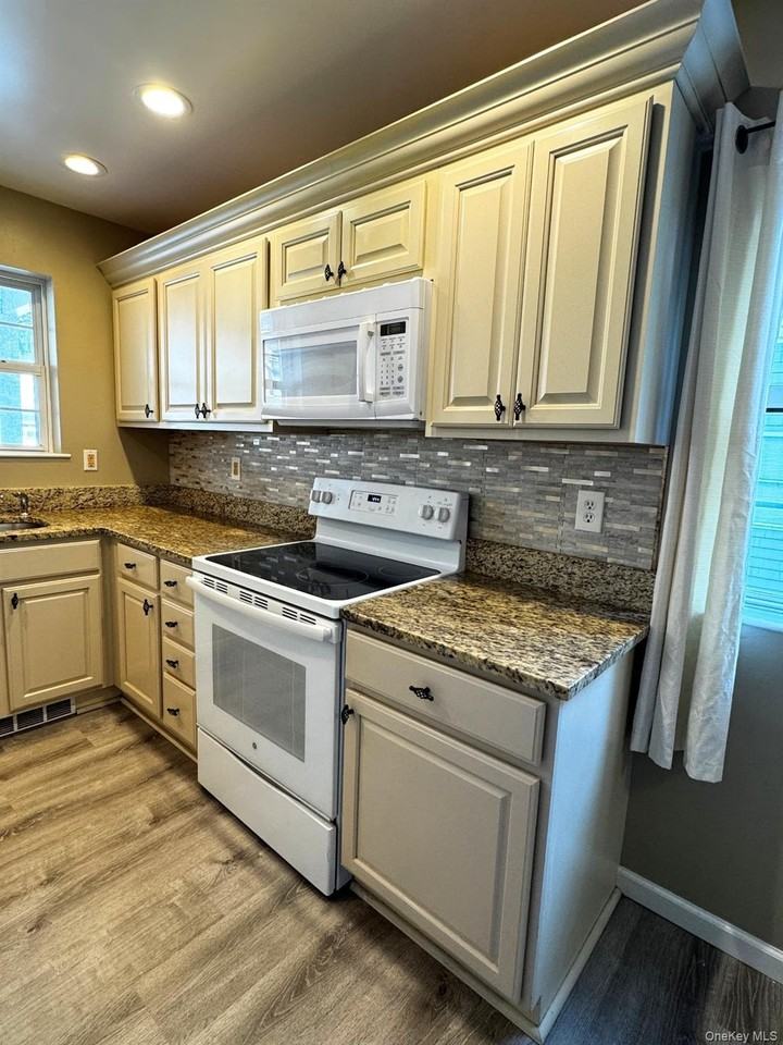 33 Fowler Ave - Photo 2 of 13