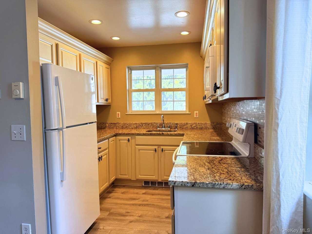 33 Fowler Ave - Photo 3 of 13