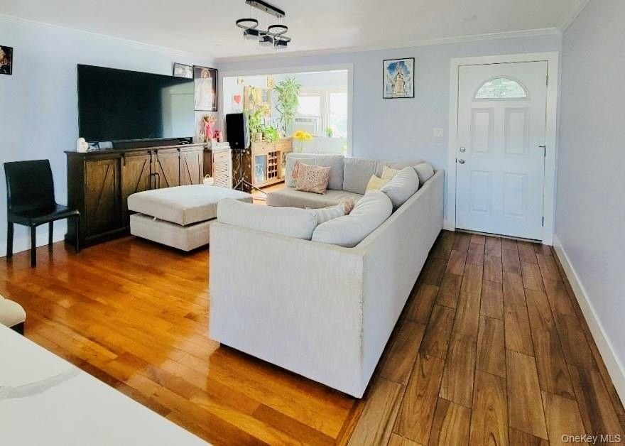 313 Stanley Ave #1stFL - Photo 3 of 19