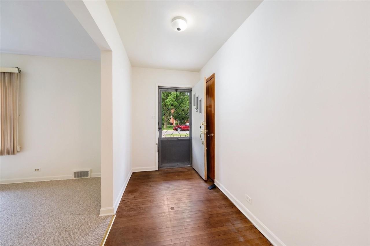 429 S Stratford Ave - Photo 3 of 25
