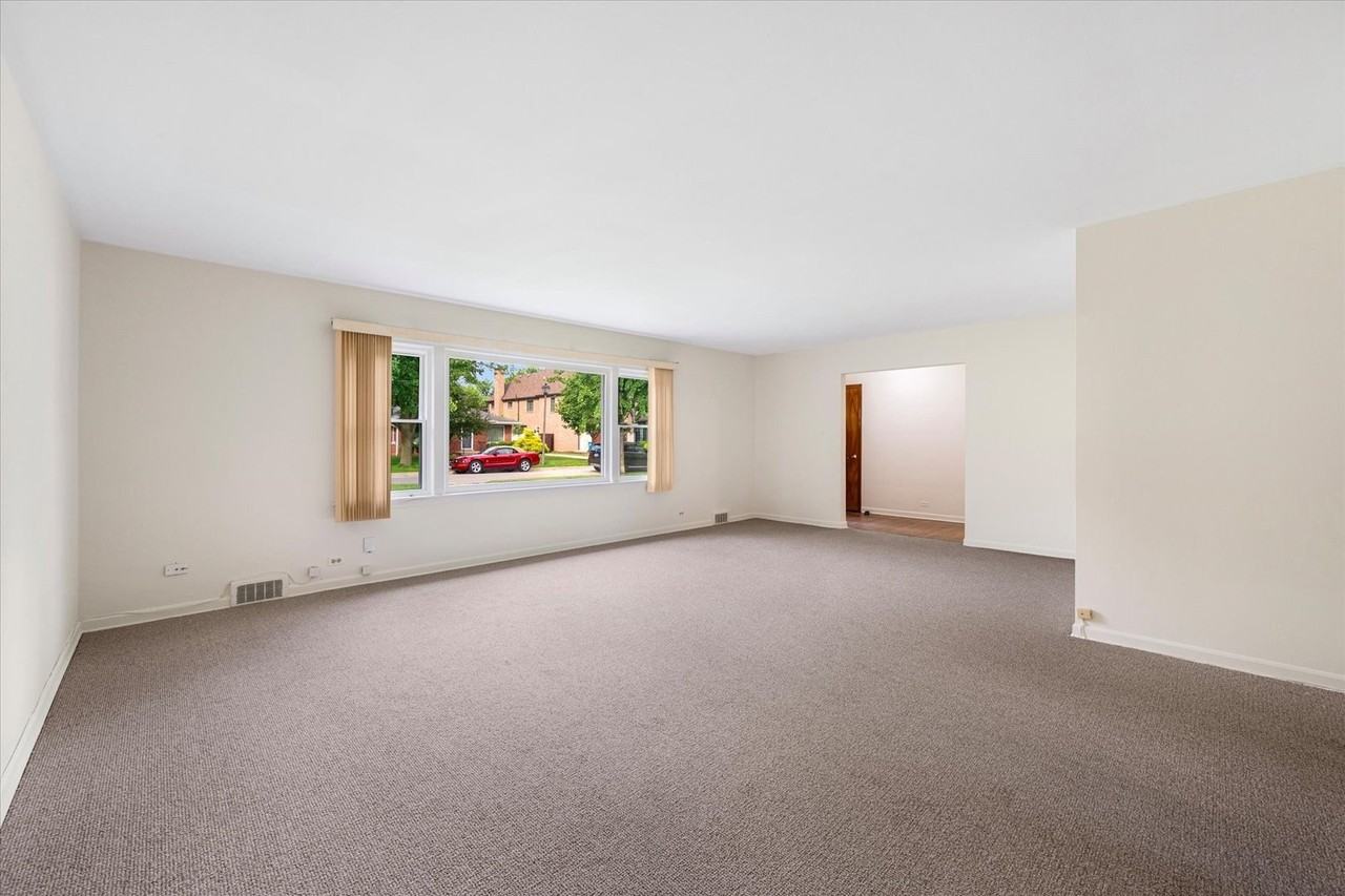 429 S Stratford Ave - Photo 4 of 25