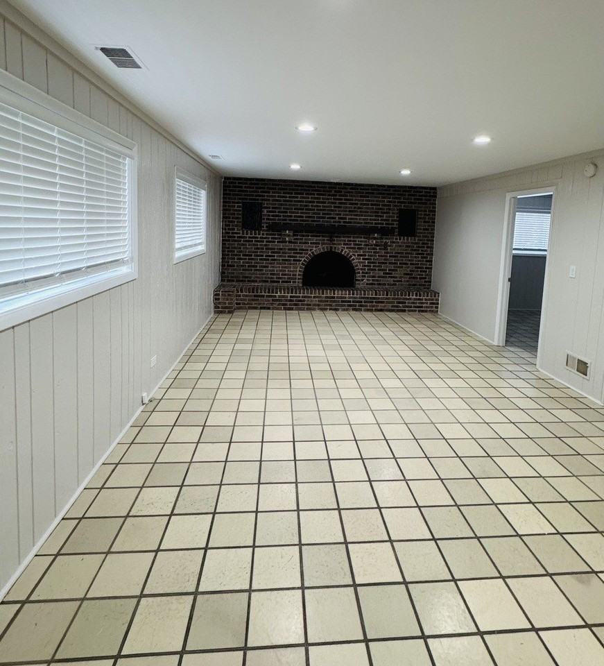 7011 N Hamlin Ave - Photo 7 of 18