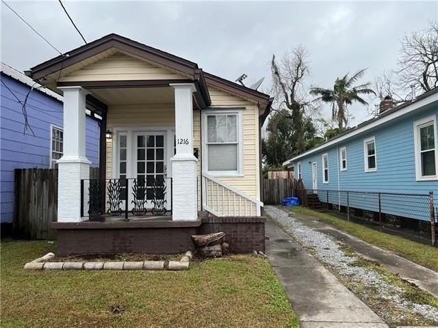 1216 Leonidas St - Photo 2 of 24