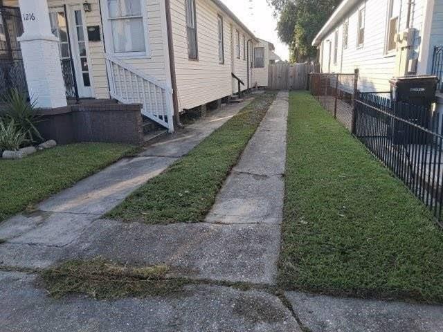 1216 Leonidas St - Photo 3 of 24