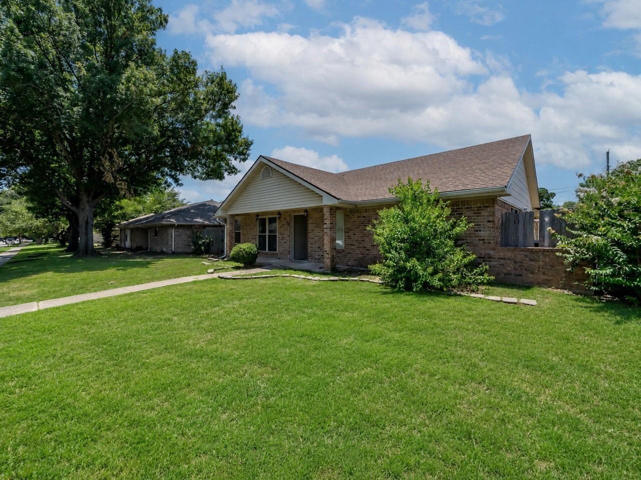 422 Woodhollow Dr - Photo 3 of 26