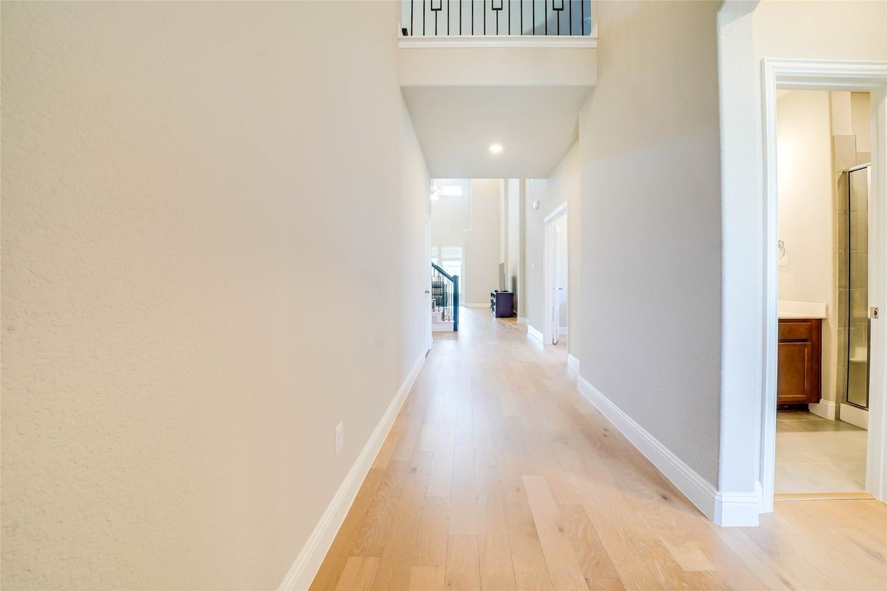 707 Gatecrest Dr - Photo 2 of 33