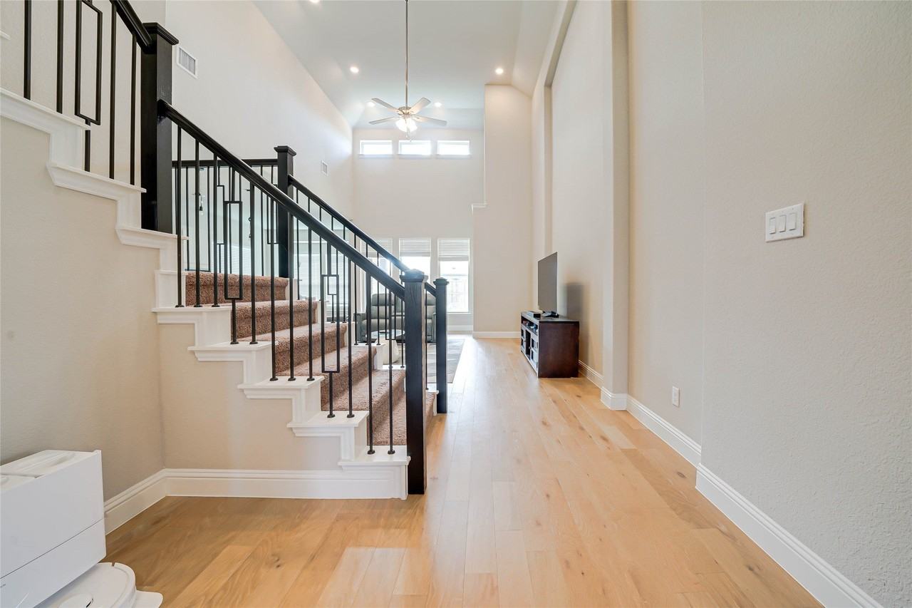 707 Gatecrest Dr - Photo 3 of 33