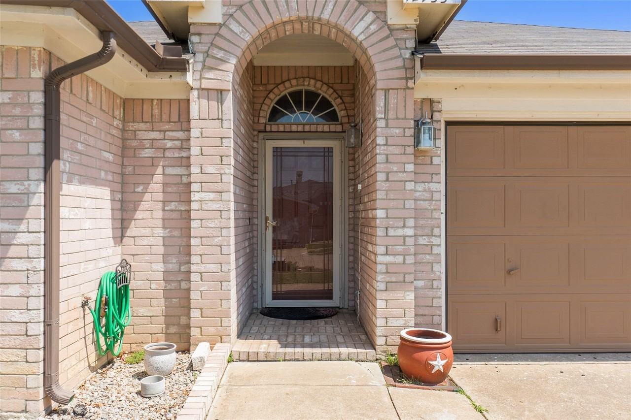12933 Honey Locust Cir - Photo 2 of 26