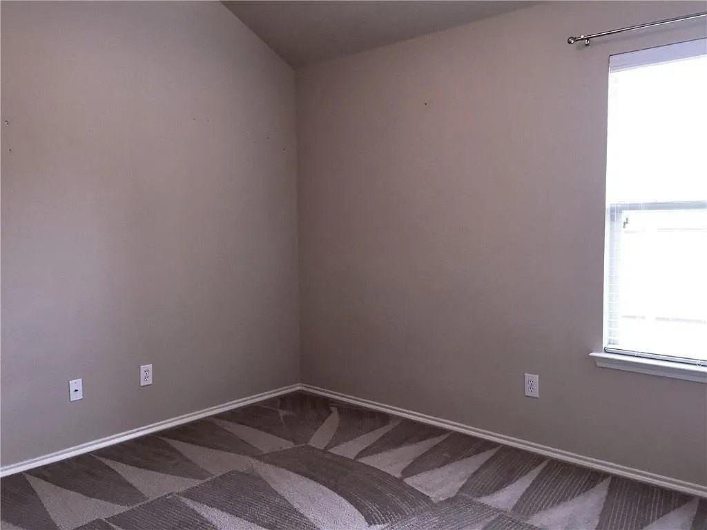 14911 Riverside Dr - Photo 2 of 10