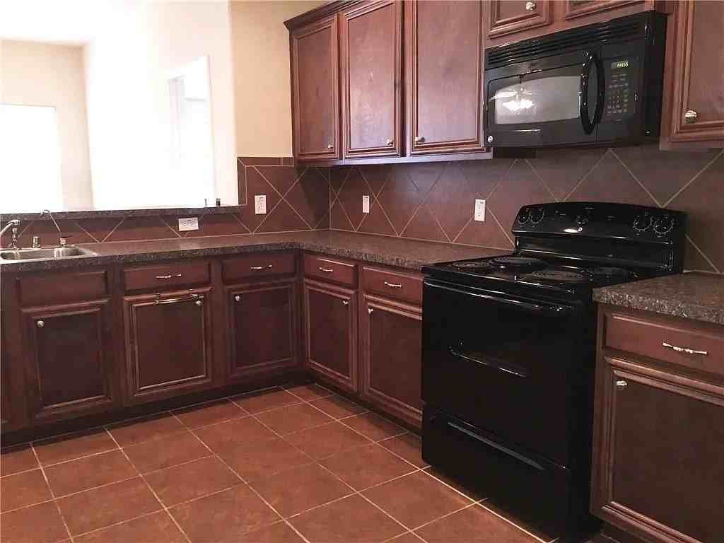 14911 Riverside Dr - Photo 5 of 10