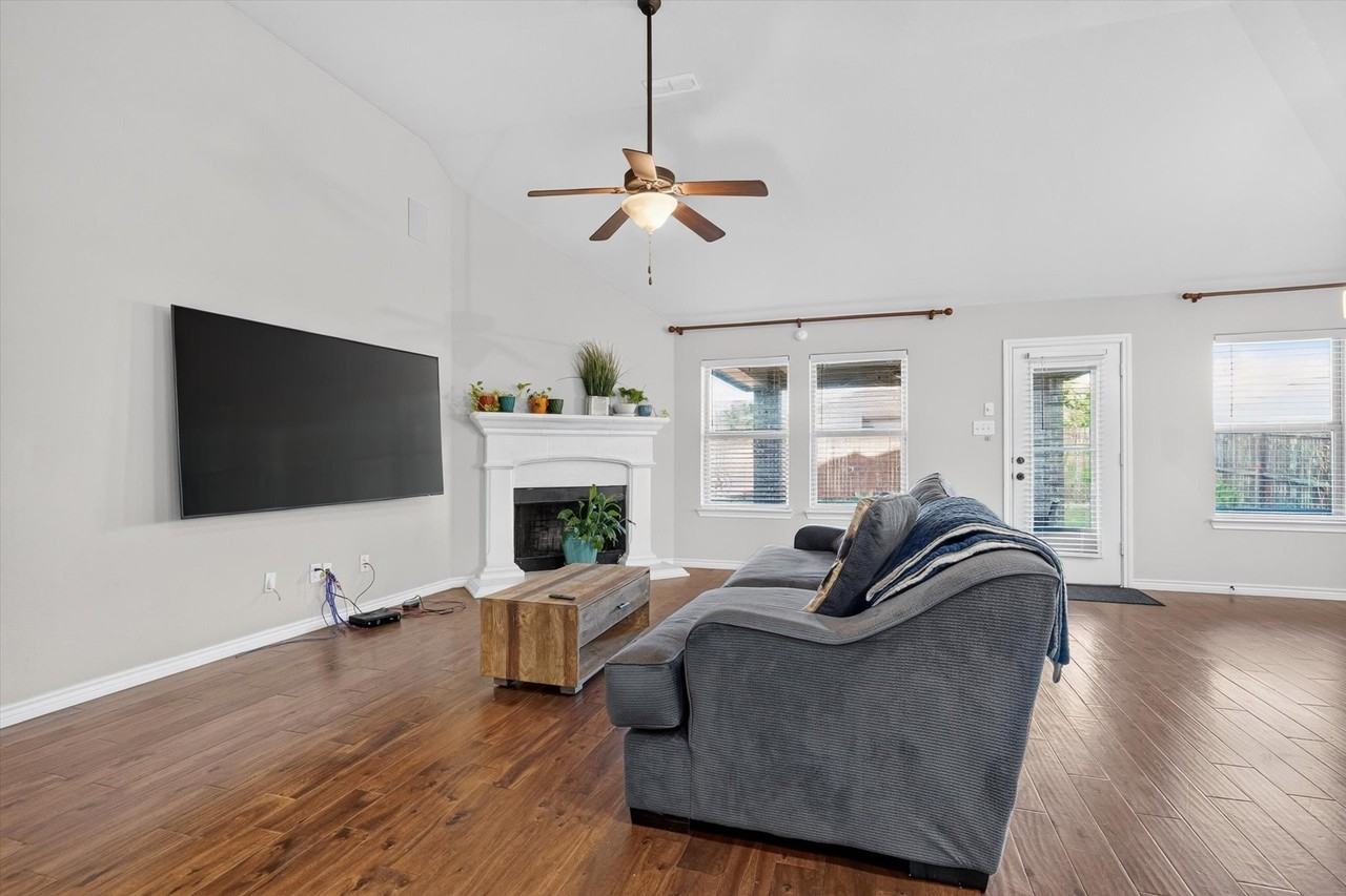 305 Acadia Ln - Photo 6 of 31