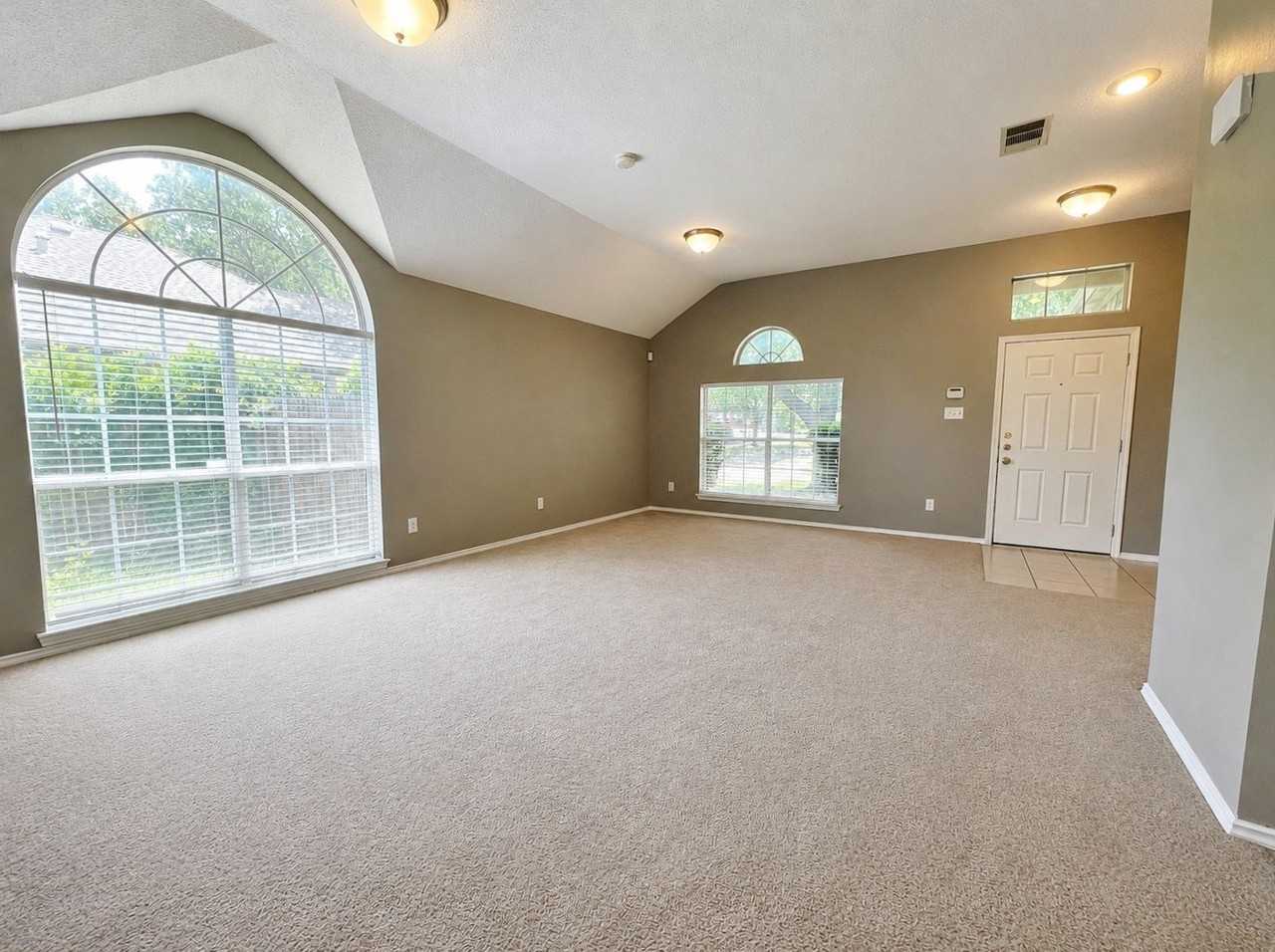 7700 Glenoaks Dr - Photo 2 of 21