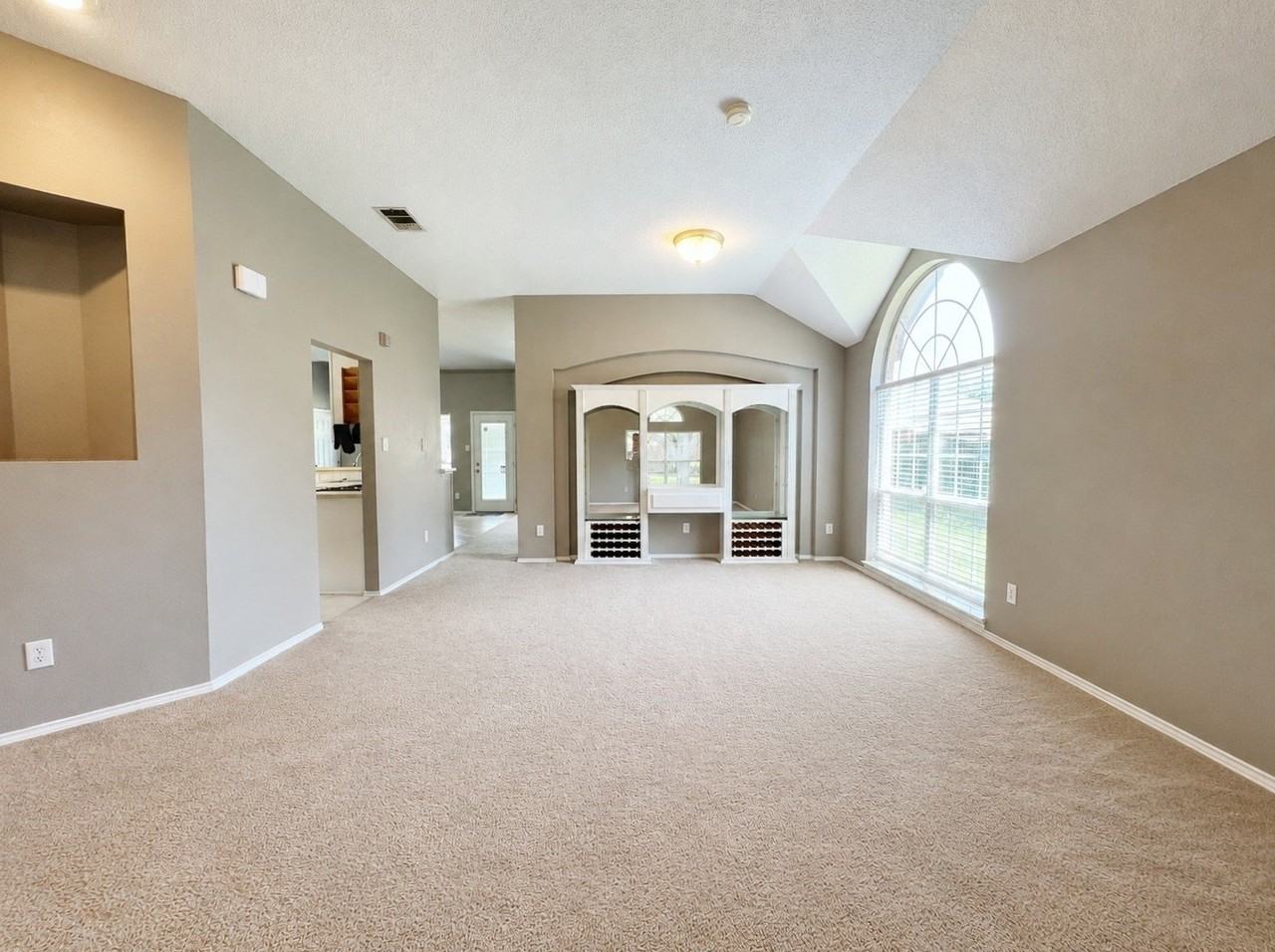 7700 Glenoaks Dr - Photo 4 of 21