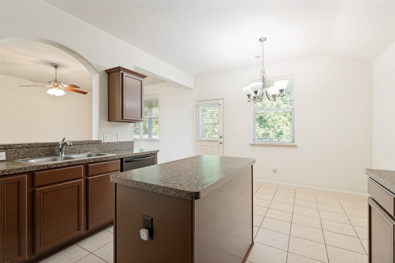 1800 Black Willow Trl - Photo 3 of 12