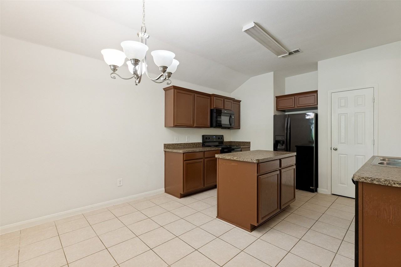 1800 Black Willow Trl - Photo 4 of 12