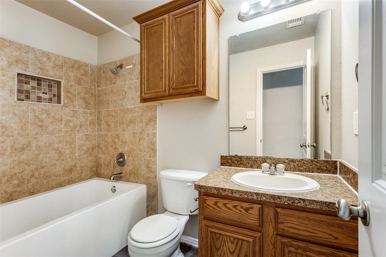 606 E College St #1 - Photo 5 of 9