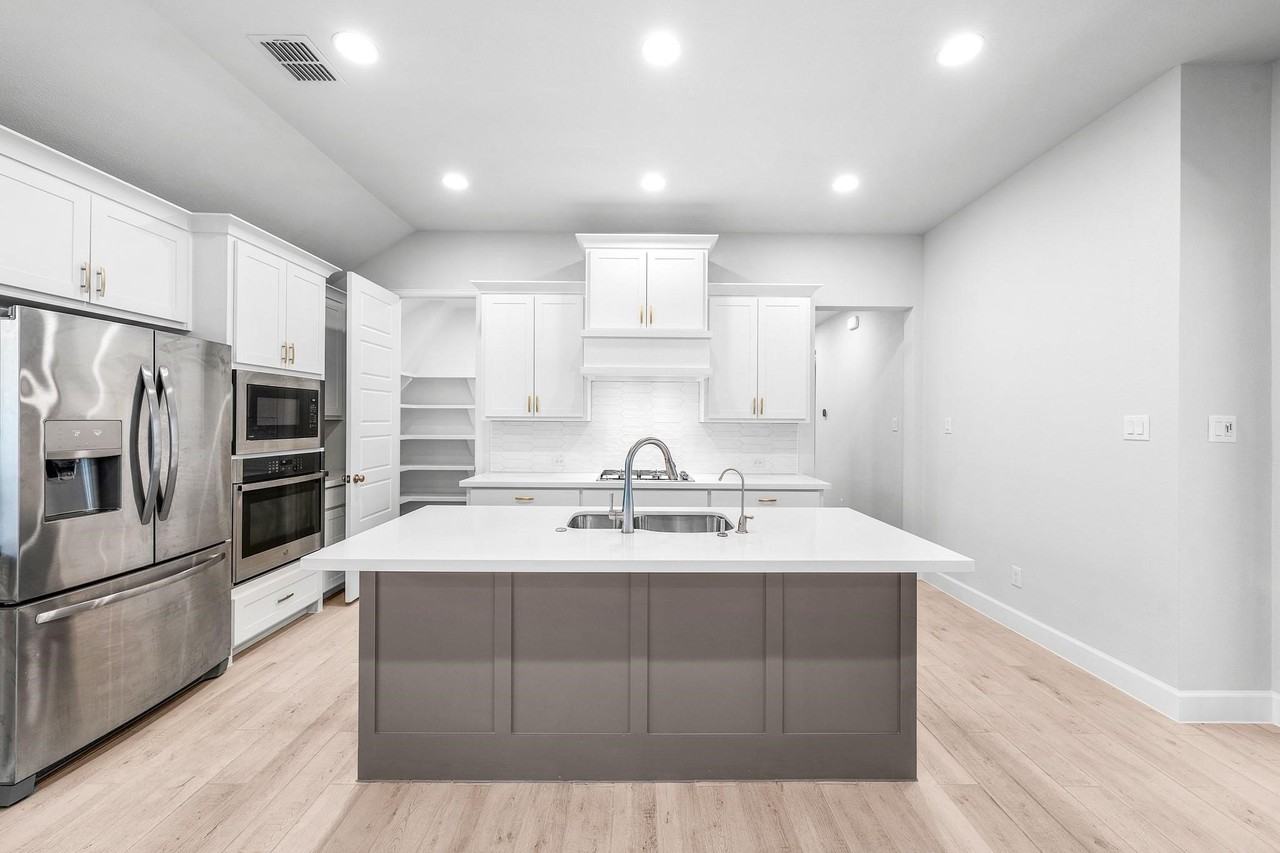 4119 Hudson St - Photo 3 of 19