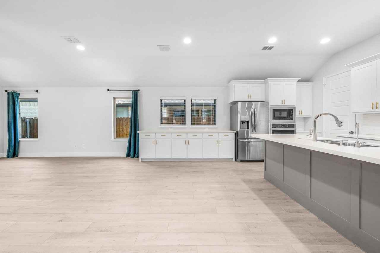 4119 Hudson St - Photo 6 of 19