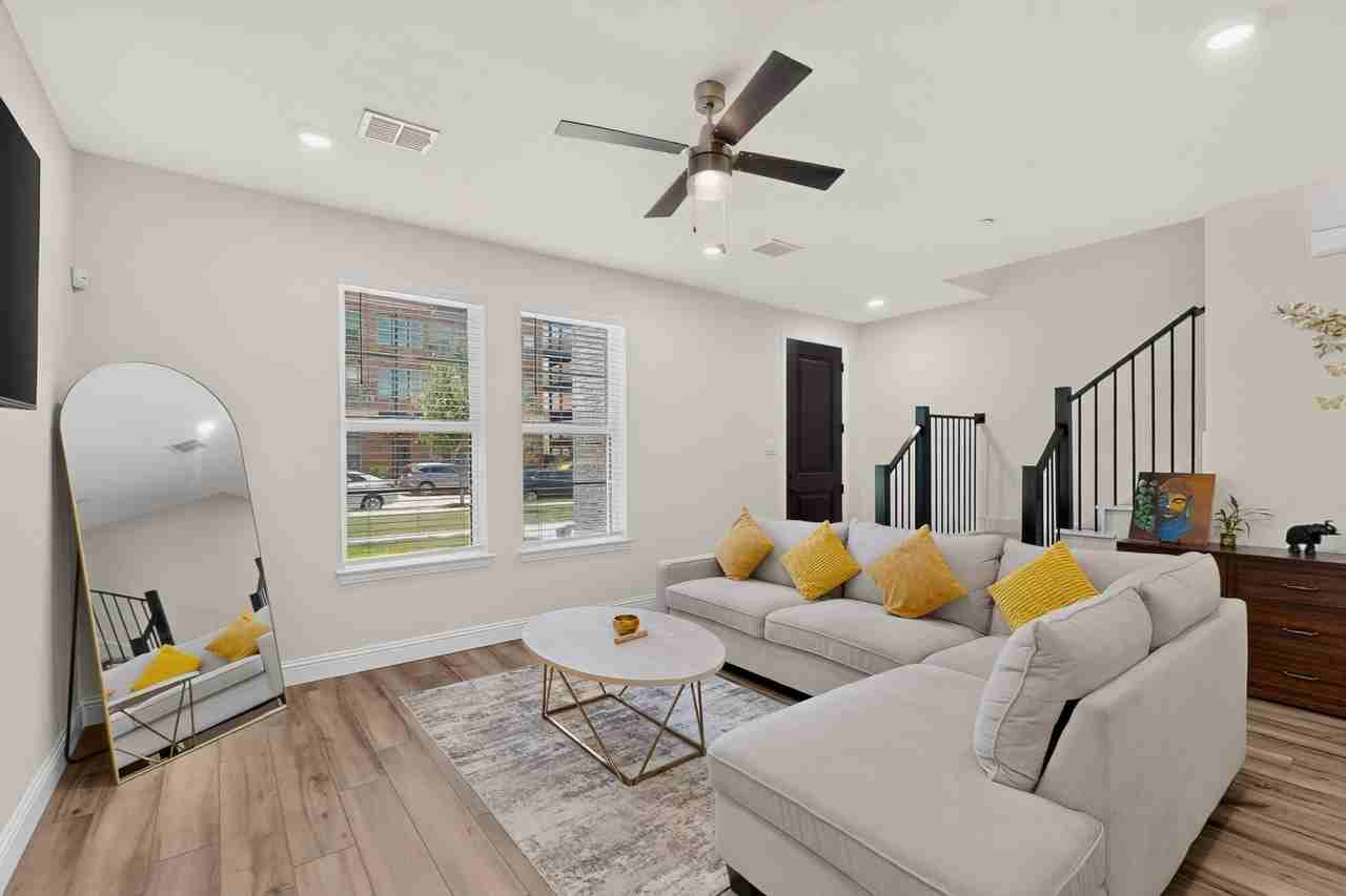 605 Friendswood Dr - Photo 4 of 30