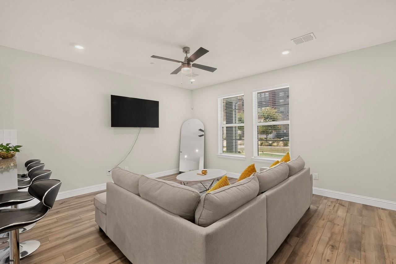 605 Friendswood Dr - Photo 5 of 30