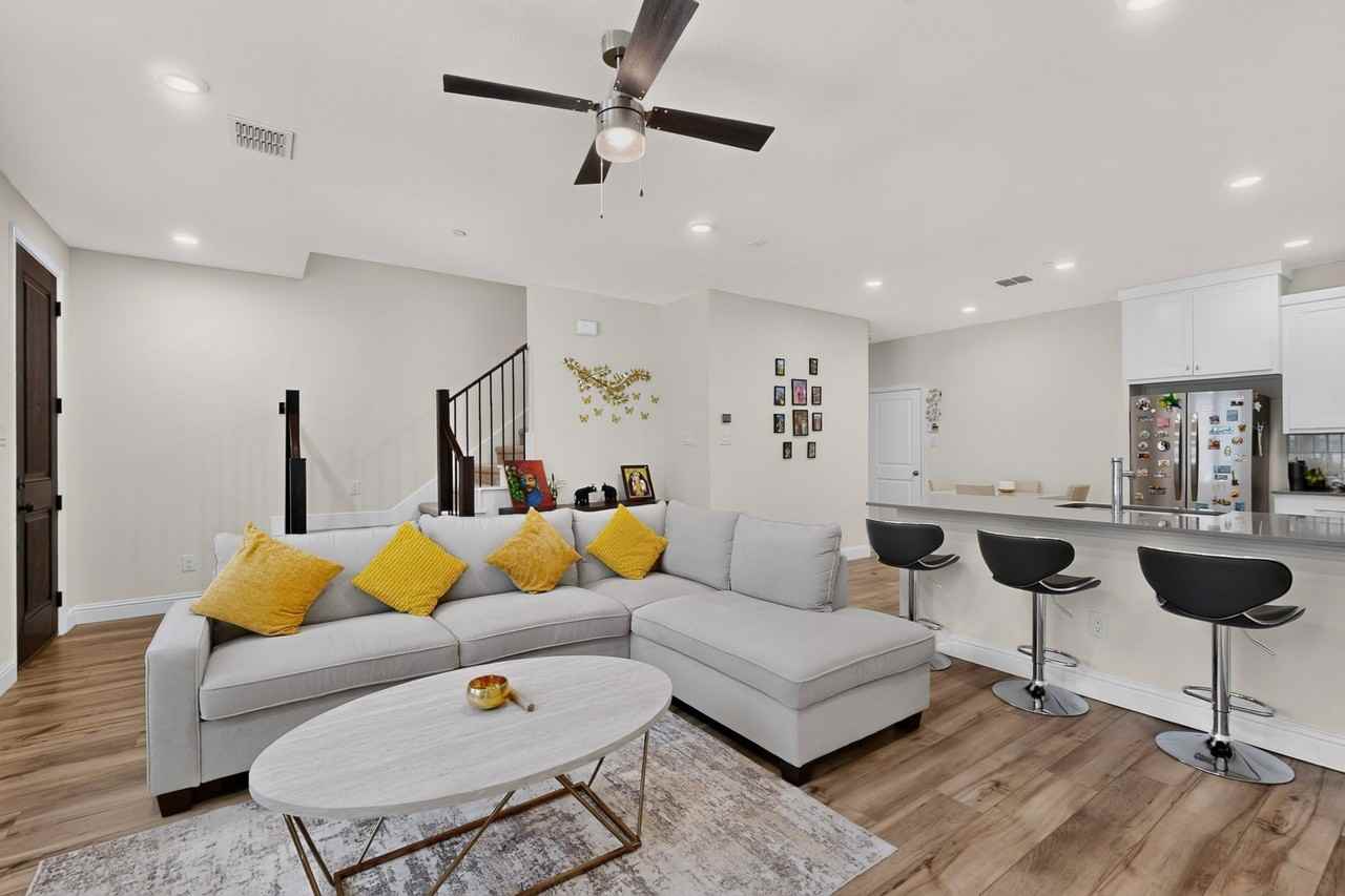 605 Friendswood Dr - Photo 7 of 30