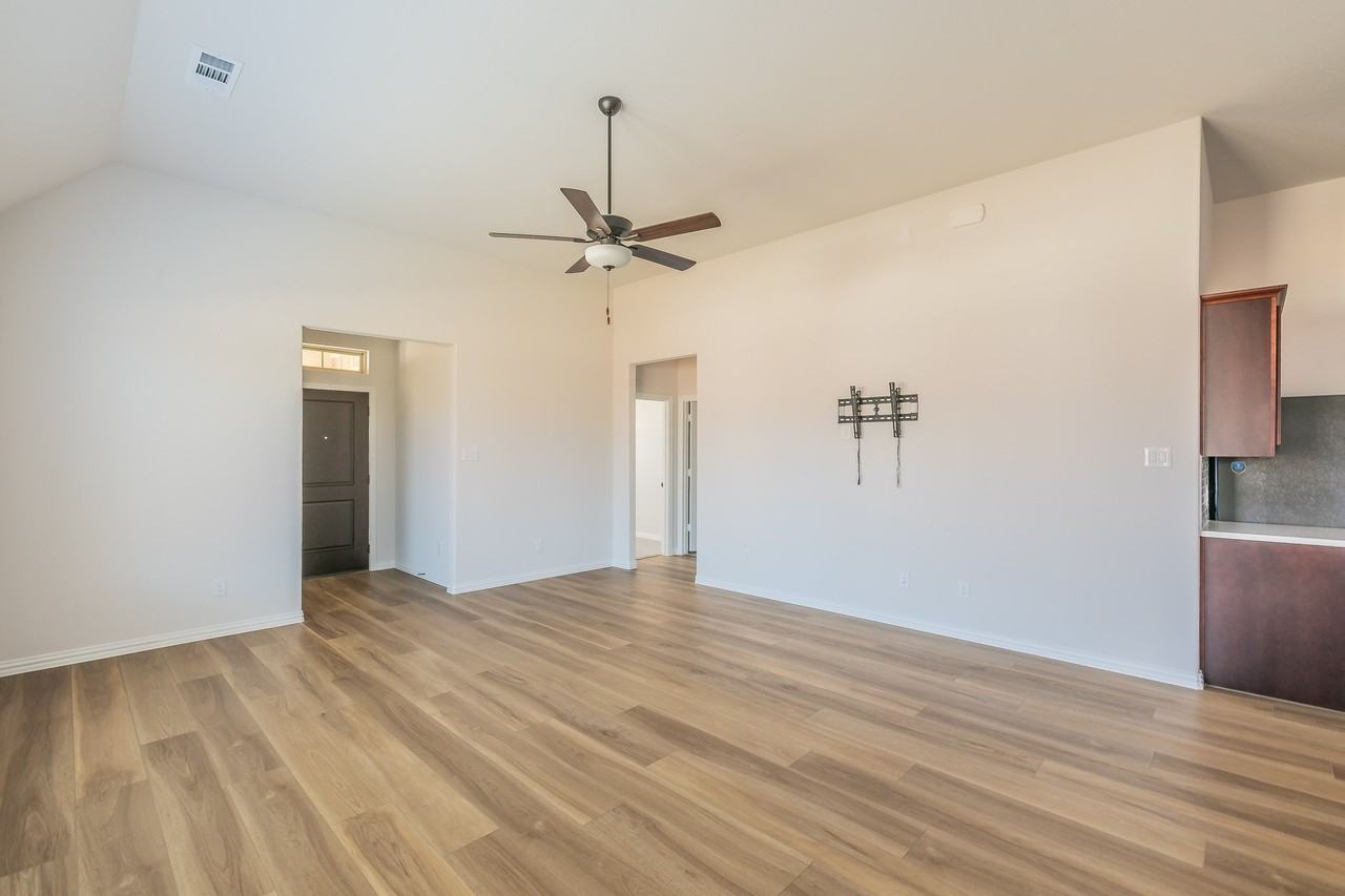1000 S Hill Dr - Photo 4 of 38