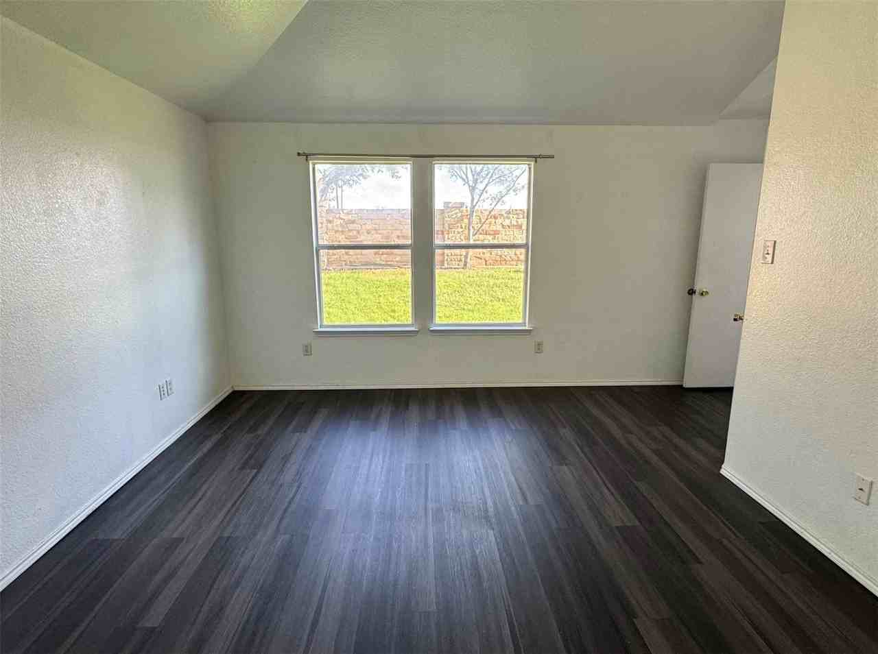 1557 Chivalry Ln - Photo 3 of 16