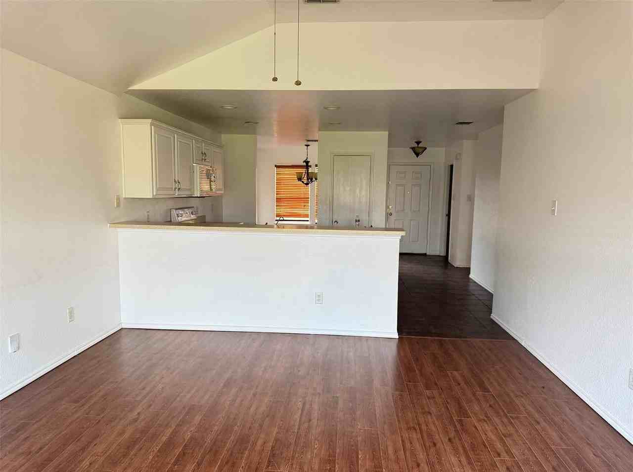 1557 Chivalry Ln - Photo 4 of 16
