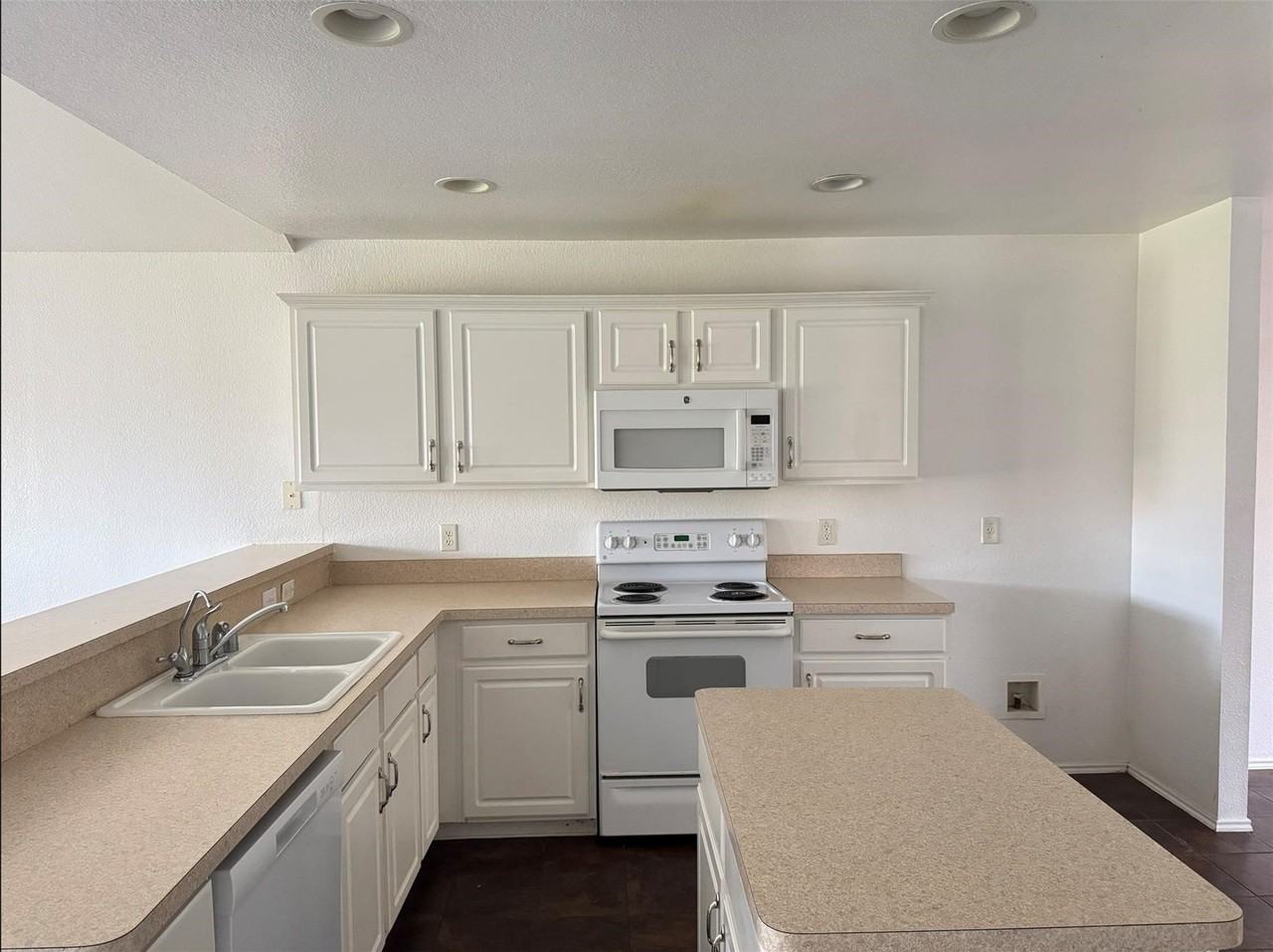 1557 Chivalry Ln - Photo 5 of 16