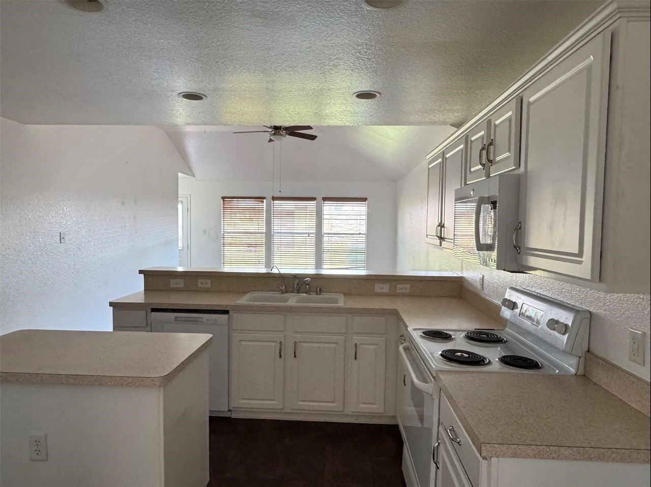 1557 Chivalry Ln - Photo 6 of 16
