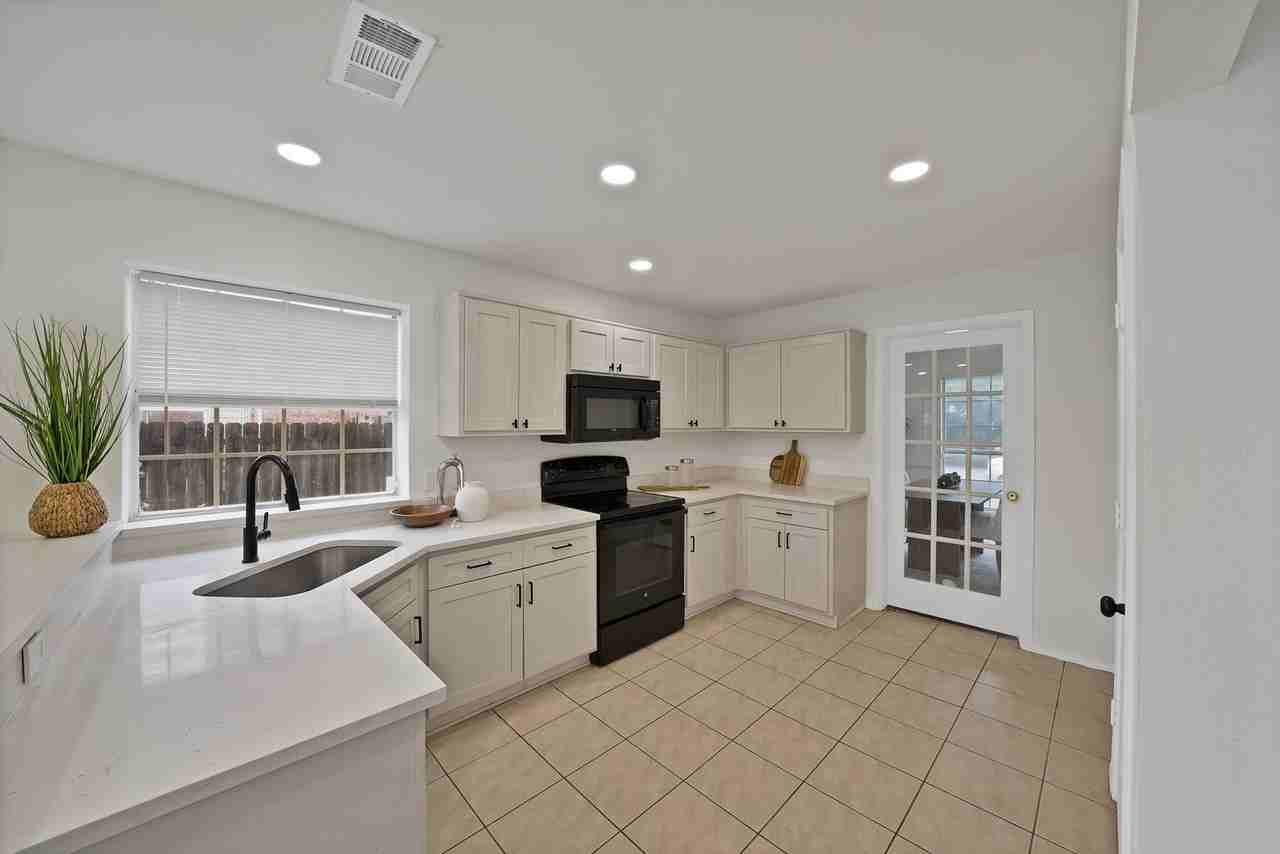 7548 Meadow Creek Dr - Photo 3 of 28