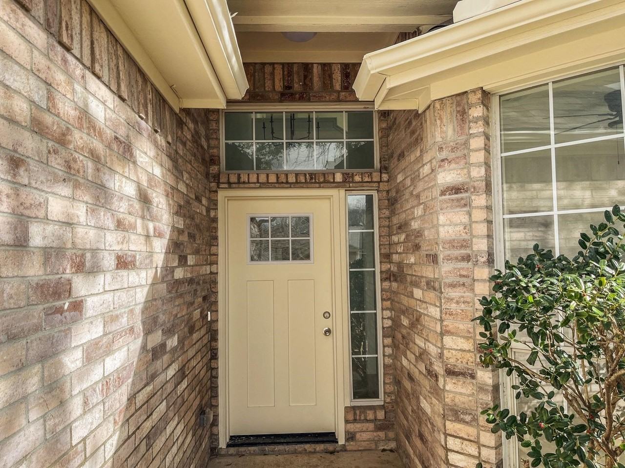 2720 Rochelle Pt - Photo 2 of 21