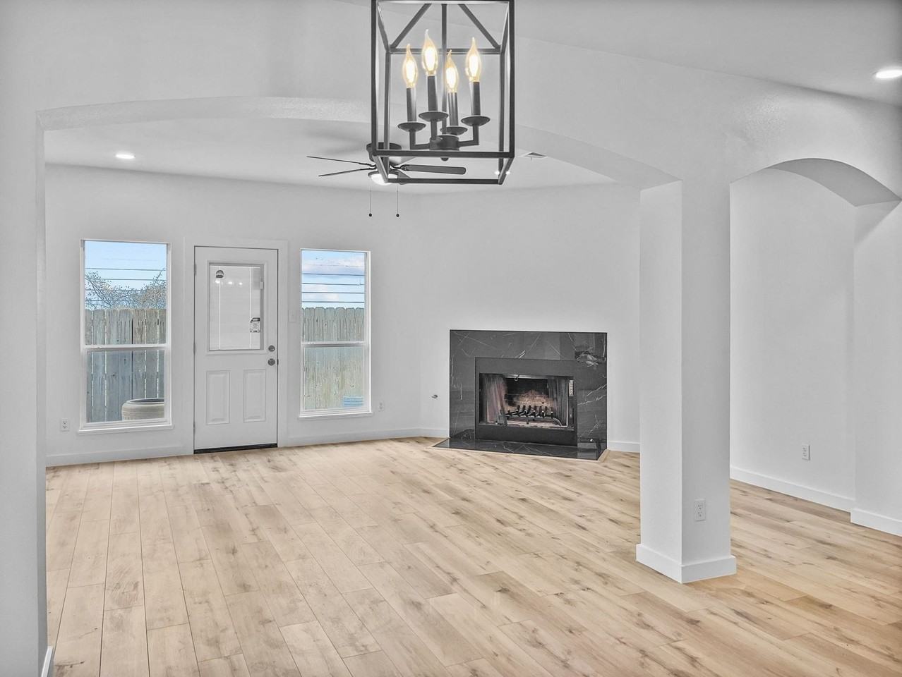2720 Rochelle Pt - Photo 4 of 21