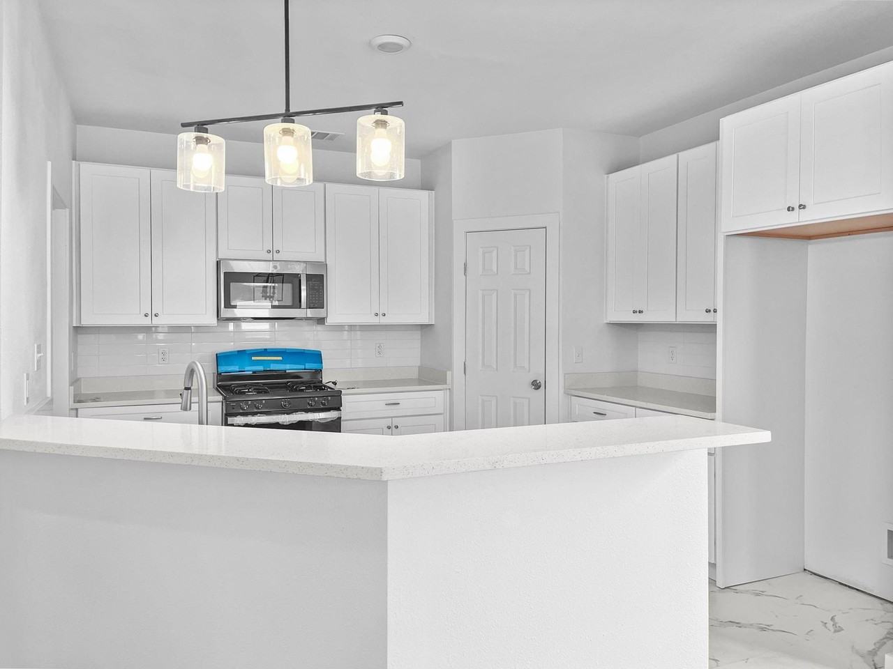 2720 Rochelle Pt - Photo 5 of 21