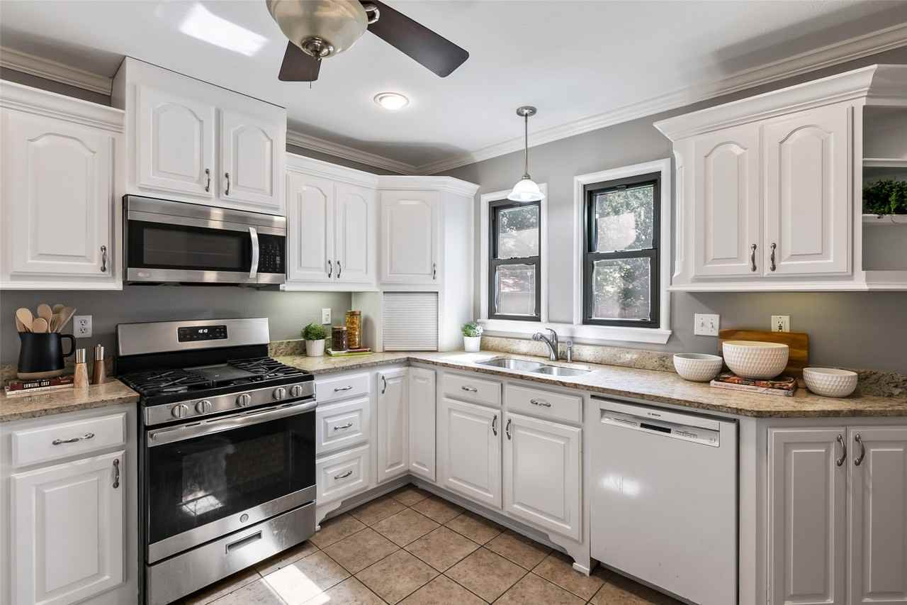 4206 Somerville Ave - Photo 7 of 24