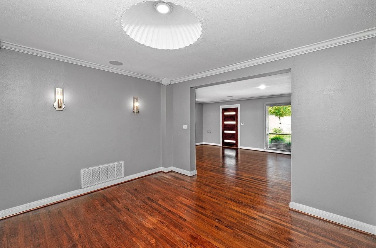 6802 Vivian Ave - Photo 7 of 37