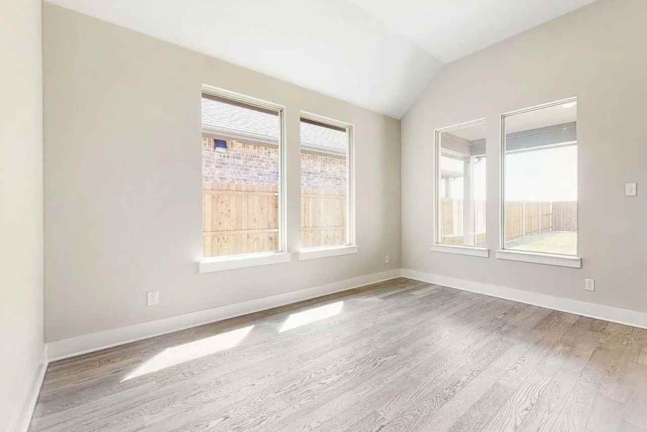 1432 Lawnview Dr - Photo 5 of 40