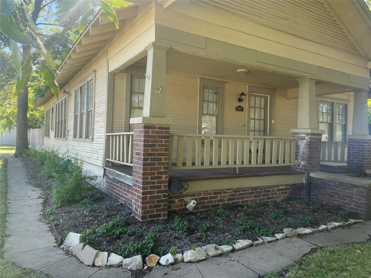 803 Egan St - Photo 2 of 20