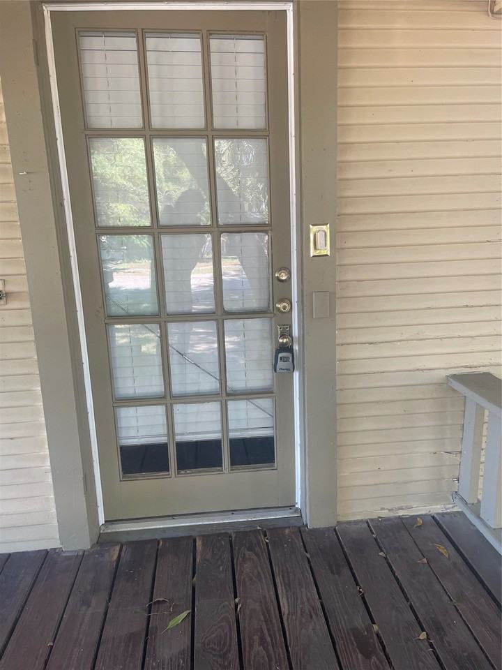 803 Egan St - Photo 4 of 20