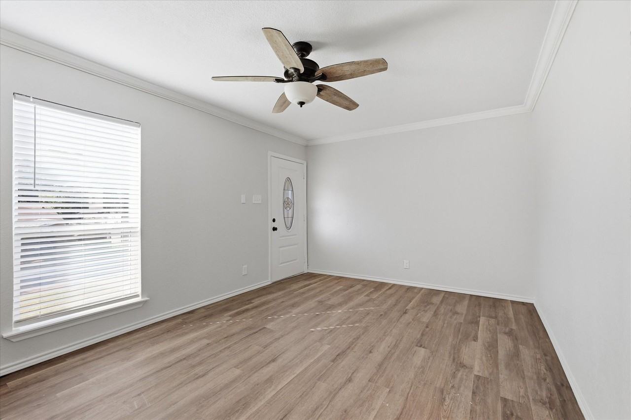 1515 E Waco Ave - Photo 2 of 13