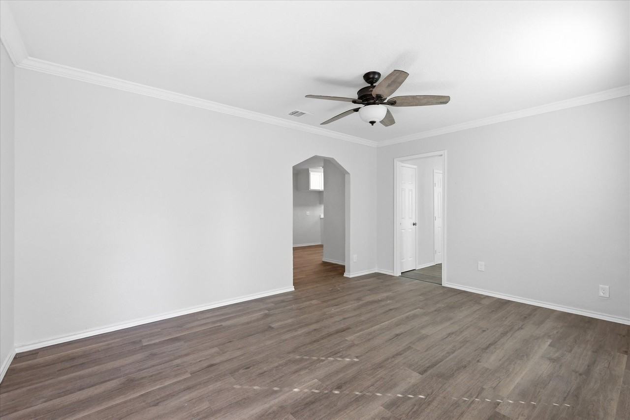 1515 E Waco Ave - Photo 3 of 13
