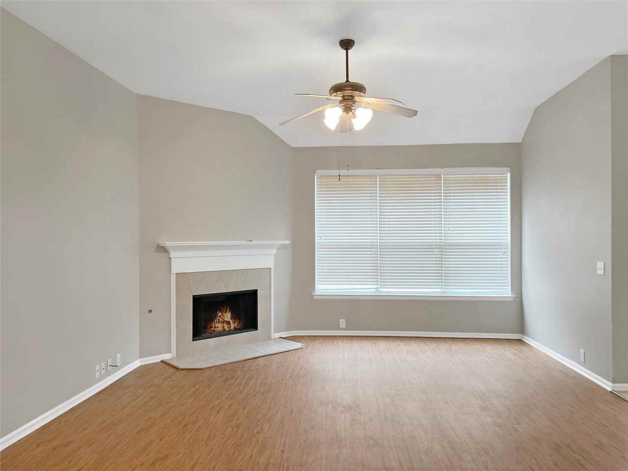 2820 Thorncreek Ln - Photo 3 of 14