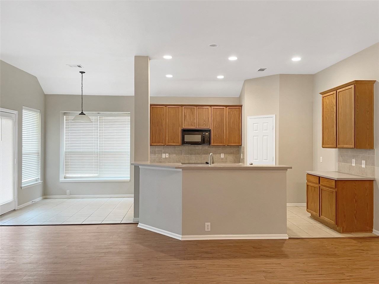 2820 Thorncreek Ln - Photo 4 of 14